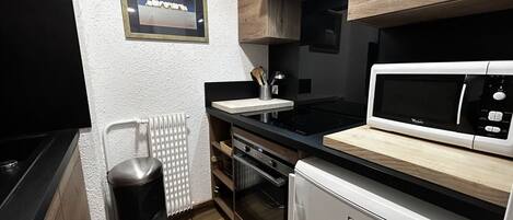 Een koelkast, een microgolfoven, een vaatwasser