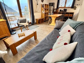TV - Stylish 2BR Apartment for 4-6 with Terrace, Ski-In/Ski-Out, Free Wifi (Valfréjus)
