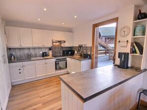 Kjøleskap, mikrobølgeovn, ovn og oppvaskmaskin