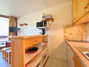 Réfrigérateur, micro-ondes, lave-vaisselle, cafetière/bouilloire