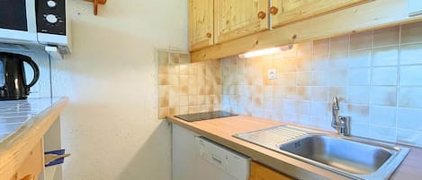 Fridge, microwave, dishwasher, coffee/tea maker