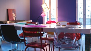 Ein Essbereich mit Tisch, Stühlen und einer Lampe.