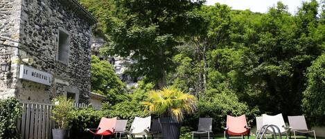 Een buitenzwembad en een verwarmd zwembad