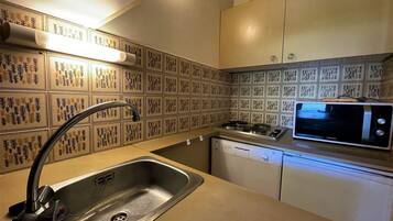 Kühlschrank, Mikrowelle, Ofen, Geschirrspüler