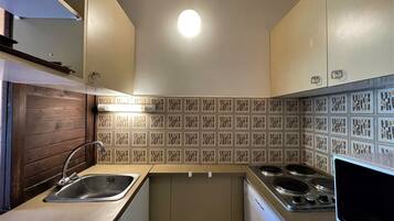 Een koelkast, een microgolfoven, een oven, een vaatwasser