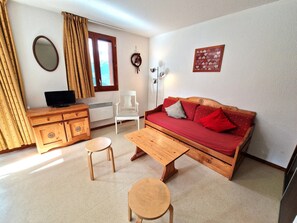 Living area - Charming 2BR for 6 in Valfréjus, southwest balcony, near slopes (Valfréjus)