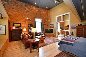 4 makuuhuonetta, työpöytä, silitysrauta/-lauta, vauvan matkasänky