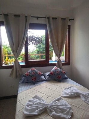 Tabla de planchar con plancha, wifi gratis y ropa de cama 