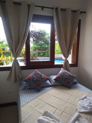 Suíte, vista para a piscina (7) | Ferros/tábuas de passar roupa, Wi-Fi de cortesia, roupa de cama