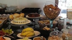 Una mesa de buffet con diferentes alimentos y un bol de vidrio con nueces.