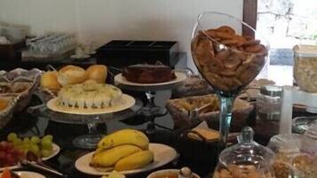 Free daily buffet breakfast