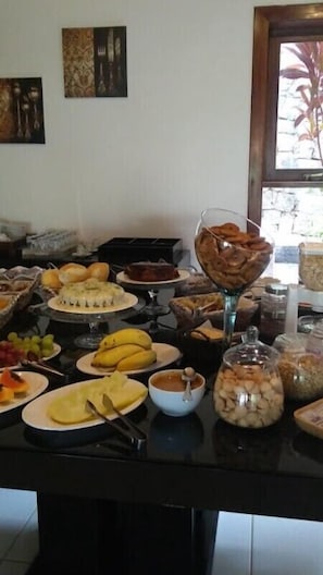 Free daily buffet breakfast - Pousada Vista do Itagua (Ubatuba)