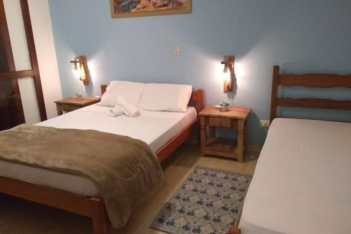 Tabla de planchar con plancha, wifi gratis y ropa de cama