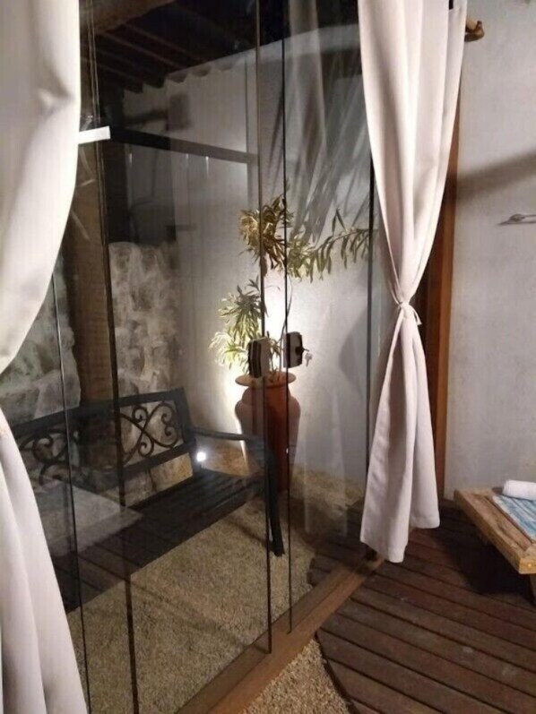 Suite, Sea View (3) | Bathroom | Shower, free toiletries, hair dryer, towels - Pousada Vista do Itagua (Ubatuba)