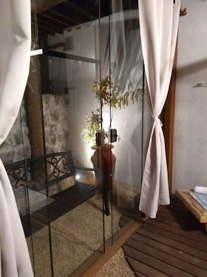 Suite, Meerblick (3) | Badezimmer | Dusche, kostenlose Toilettenartikel, Haartrockner, Handtücher