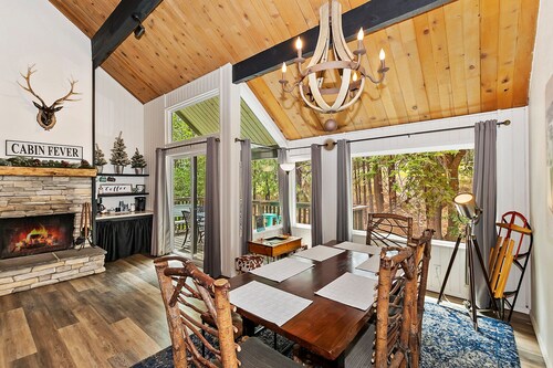 The Goggle Tan Condo by Destination Big Bear : Steps from Snow Summit Resort! Ski-In Ski-Out! Wifi & Cable!