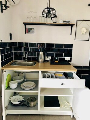 Réfrigérateur, cafetière/bouilloire, bouilloire électrique, blender