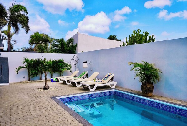 Una piscina al aire libre
