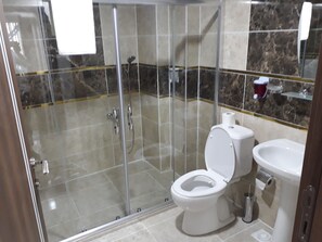 Douche, articles de toilette gratuits, sèche-cheveux, chaussons