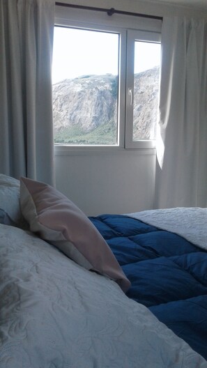 Appartement, 1 grand lit, vue sur la montagne | Couette en duvet, ameublement unique, rideaux d’obscurcissement