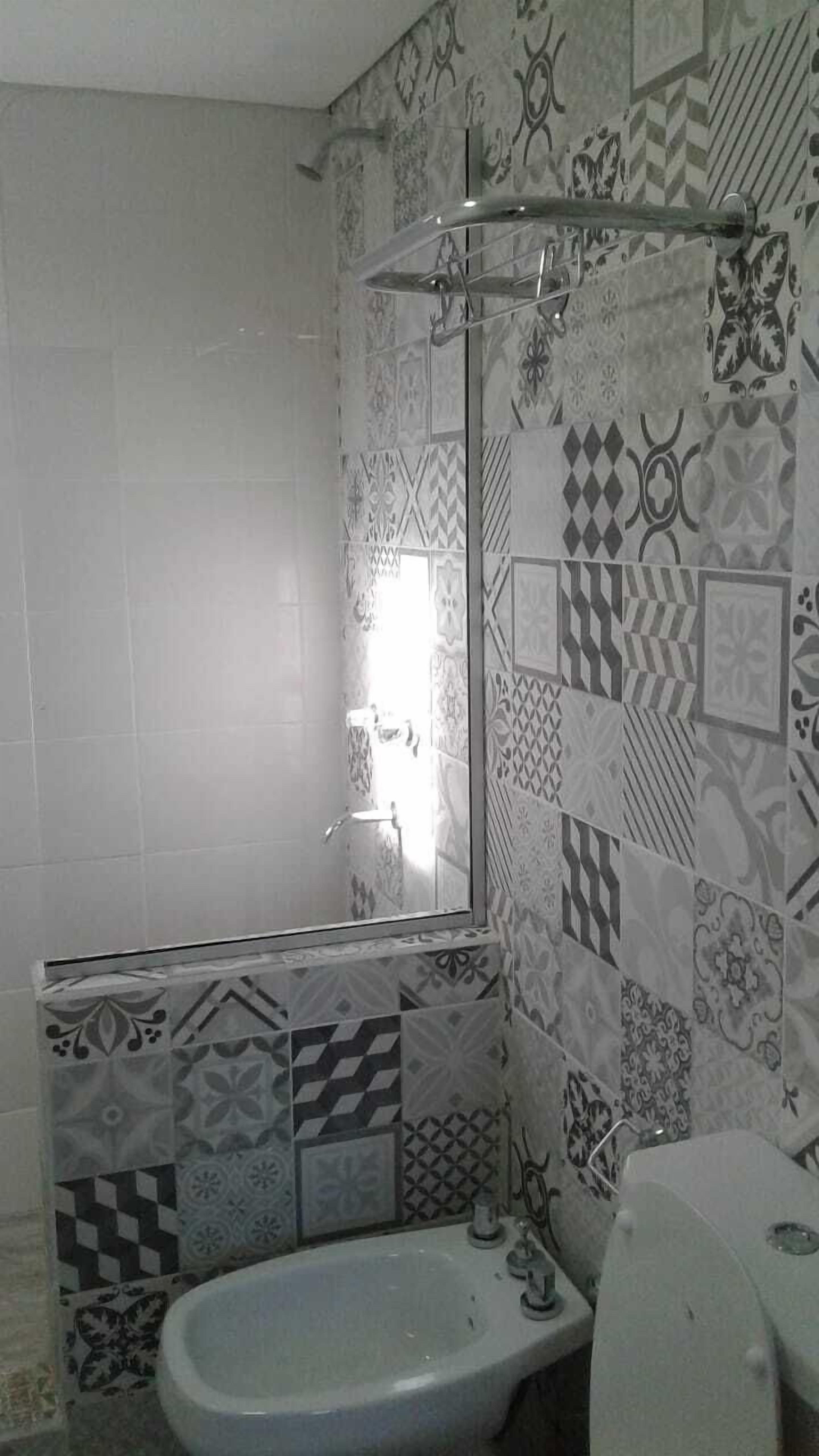 Shower, rainfall showerhead, free toiletries, bidet