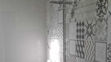 Shower, rainfall showerhead, free toiletries, bidet