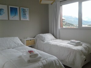 Cubrecamas, muebles diferentes, cortinas blackout y wifi gratis