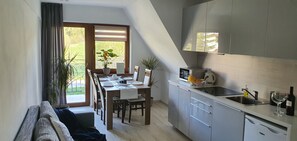 Apartment, 1 Queen Bed with Sofa bed, Mountain View (B) | Private kitchen | Fridge, microwave, stovetop, coffee/tea maker