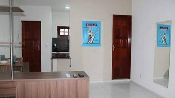 Apartamento, 1 cama de casal, para não fumantes, vista para a praia | Cofres nos quartos, cortinas blackout, Wi-Fi de cortesia, roupa de cama