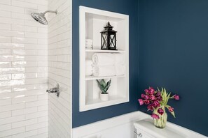 Cathedral | Bathroom | Free toiletries, hair dryer, bathrobes, towels - Martin Hill Inn (Portsmouth)