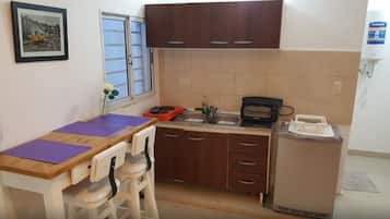 Comfort Studio, 1 Bedroom, Non Smoking, Private Bathroom | Private kitchenette | Oven, stovetop, electric kettle, rice cooker