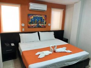 Desk, iron/ironing board, free WiFi, bed sheets - Hotel Belisario (Guadalajara)