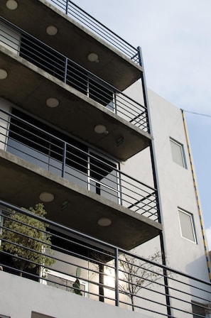 A multi-story building with balconies and a flat facade. - Hotel Belisario INN (Guadalajara)