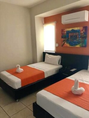 Camera Basic con 2 letti singoli, 2 letti singoli, non fumatori | Una scrivania, ferro/asse da stiro, Wi-Fi gratuito, lenzuola