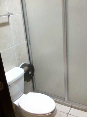 Shower, free toiletries, hair dryer, towels - Hotel Belisario (Guadalajara)