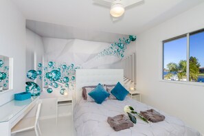 4 habitaciones, escritorio y tabla de planchar con plancha 