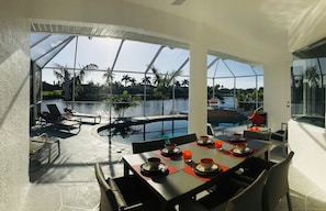 Outdoor dining - Modern Villa SW of Cape Coral in quiet Surfside Blvd area with gulf access (Cape Coral)