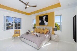 4 dormitorios, escritorio, tabla de planchar con plancha y cuna de viaje