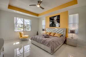4 Schlafzimmer, Schreibtisch, Bügeleisen/Bügelbrett, Reisekinderbett