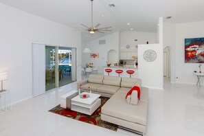 Smart TV, stereo - Modern Villa SW of Cape Coral in quiet Surfside Blvd area with gulf access (Cape Coral)