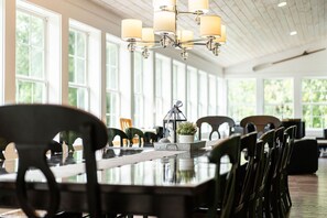 Dining - 10 ACRE CUSTOM BUILT COUNTRY ESTATE WITH POOl SLEEPS 20 (Coloma)