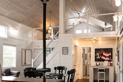 10 ACRE CUSTOM BUILT COUNTRY ESTATE WITH POOl SLEEPS 20