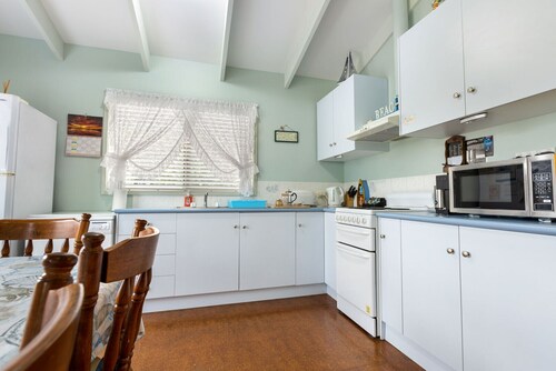 Four Sisters - Cosy beach home, close to the ocean