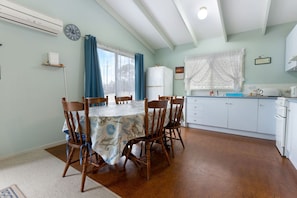 Dining - Four Sisters: Cosy beach home, close to the ocean (Lakes Entrance)