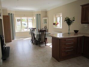 Dining - Luxury Home 3 mins to  Nat Park, priv parking 4 cars, Secure Gates for families (Muckross Road)