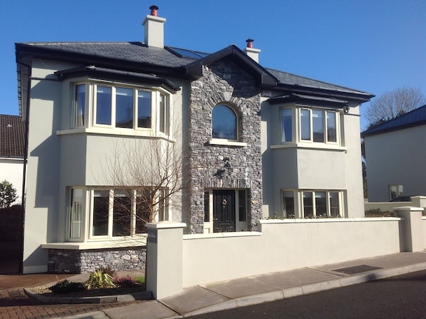 4 bed luxury detached Home in central Killarney just minutes walk to town centre