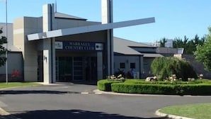 A modern building with a sign reading "Warragul Country Club". - Fairway Views Accomadation (Warragul)