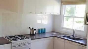 Frigorífico grande, microondas, horno y placa de cocina