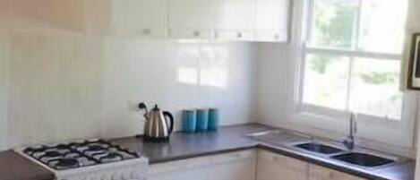 Køleskab/fryser i fuld størrelse, mikrobølgeovn, ovn, kogeplade