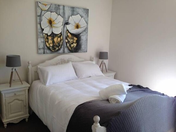 2 bedrooms, desk, iron/ironing board, travel crib - Fairway Views Accomadation (Warragul)